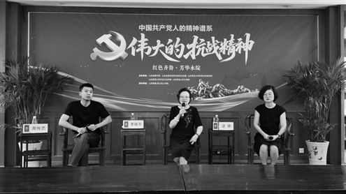 李掖平(中)、周传艺(左)、逯艳从各自专业领域出发,与读者共同致敬伟大抗战精神 记者 王晓峰 隋东跃 摄